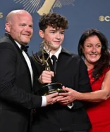 Conheça os Vencedores do Emmy 2025 e Onde Assistir às Séries Premiadas